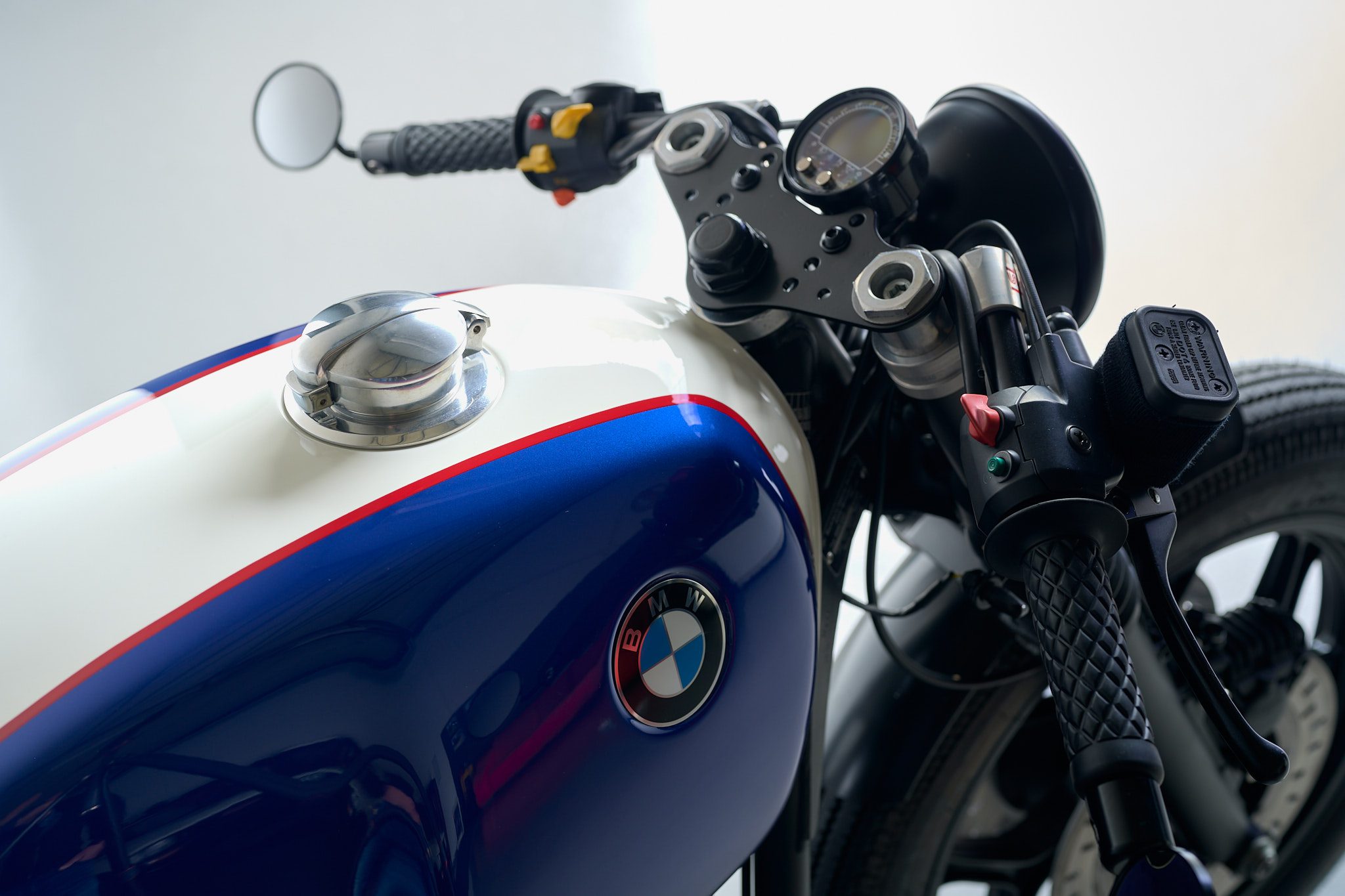 cafe racer BMW R 80 in blue and white