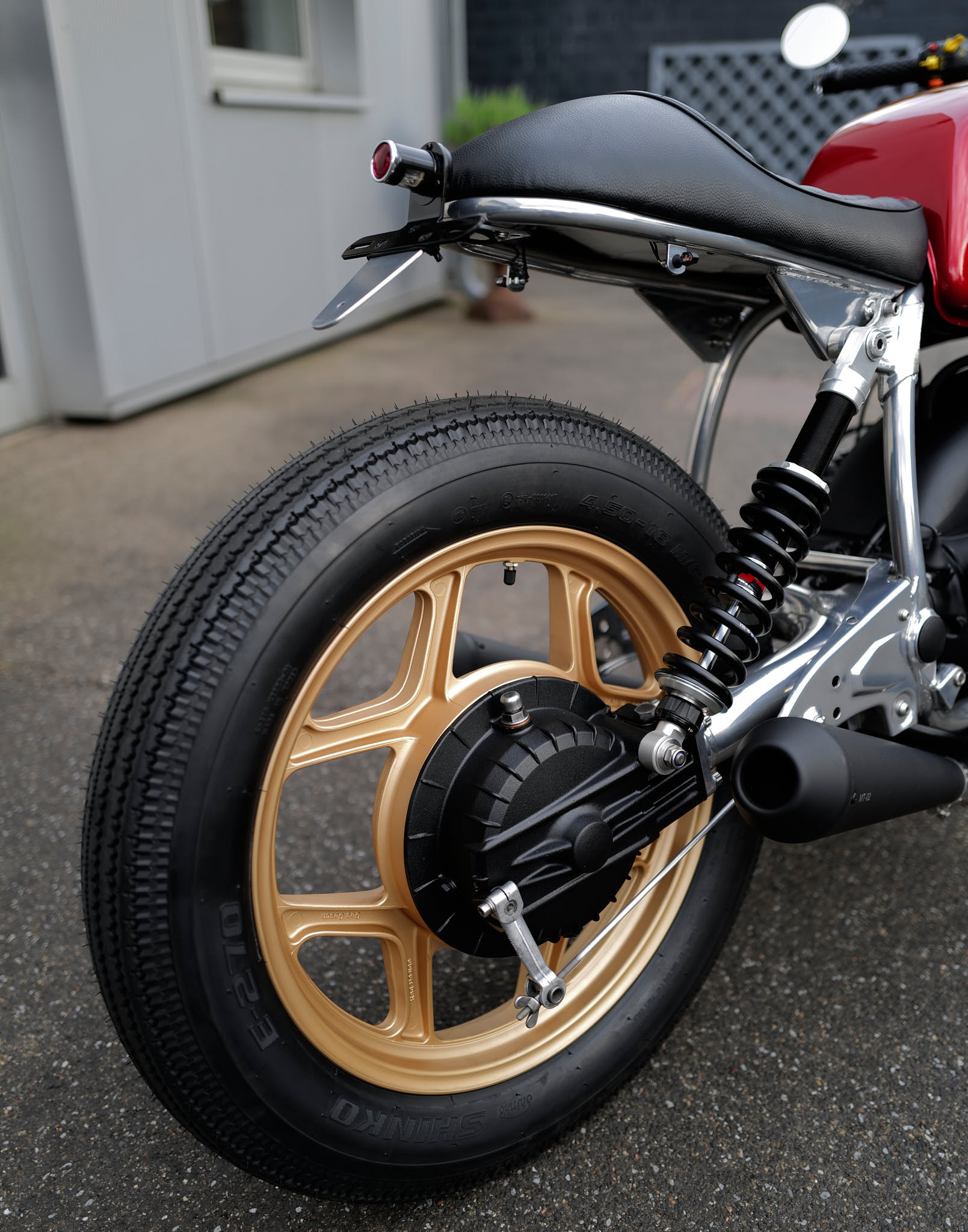 cafe racer BMW R80 in red with chrome frame, bronze rims and shinko tires