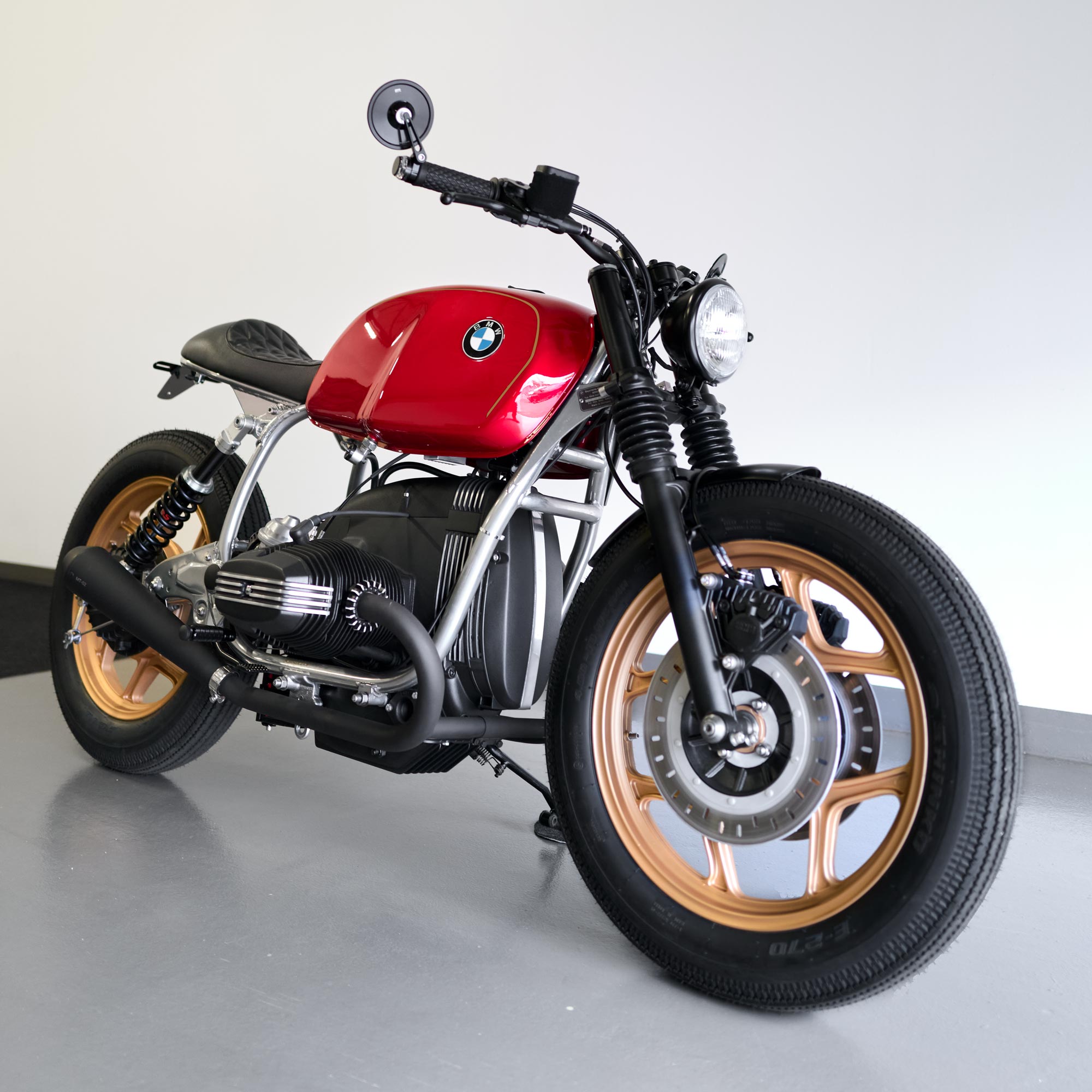 cafe racer BMW R80 in red with chrome frame and bronze rims
