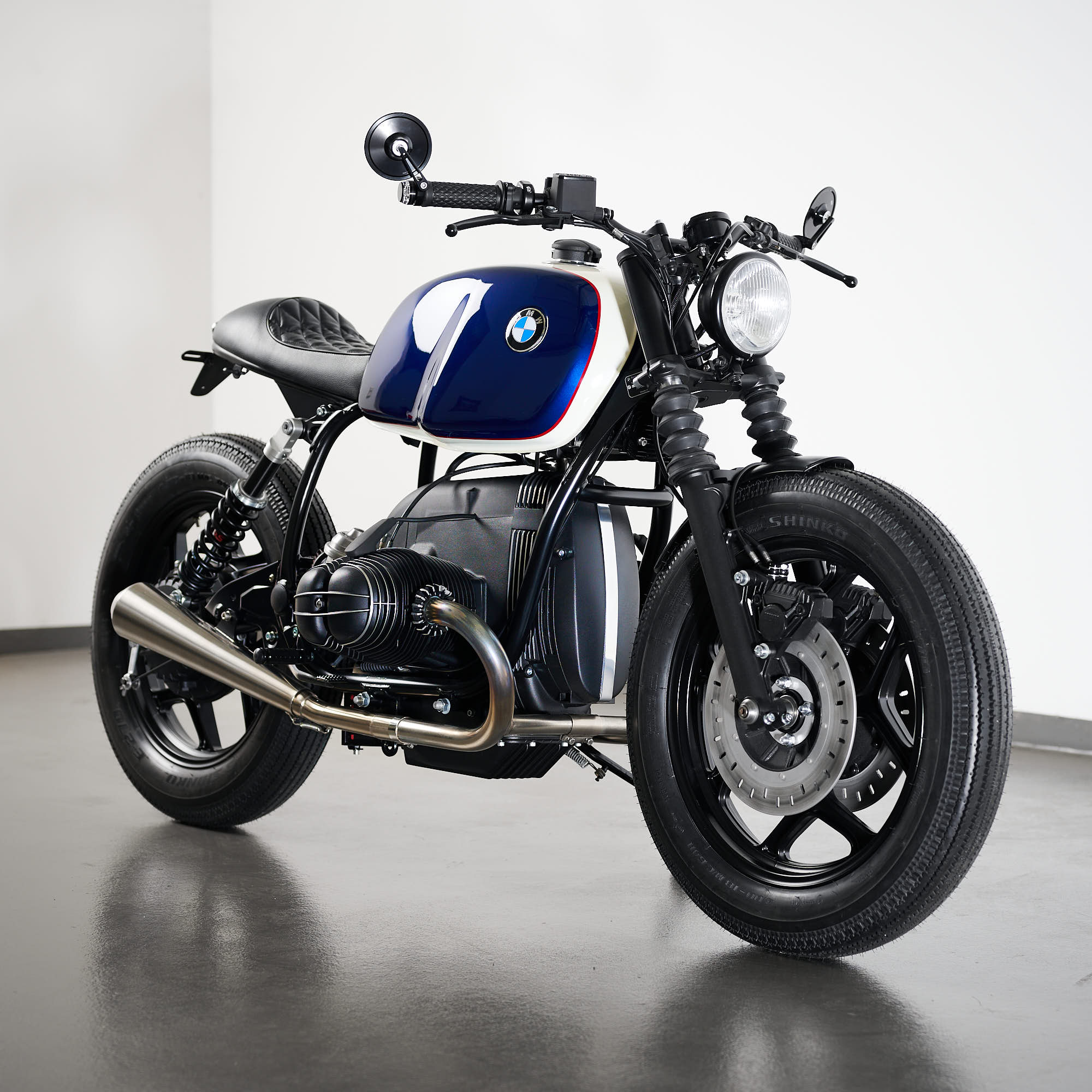 cafe racer BMW R 80 from 1990 in blue and white from right side view